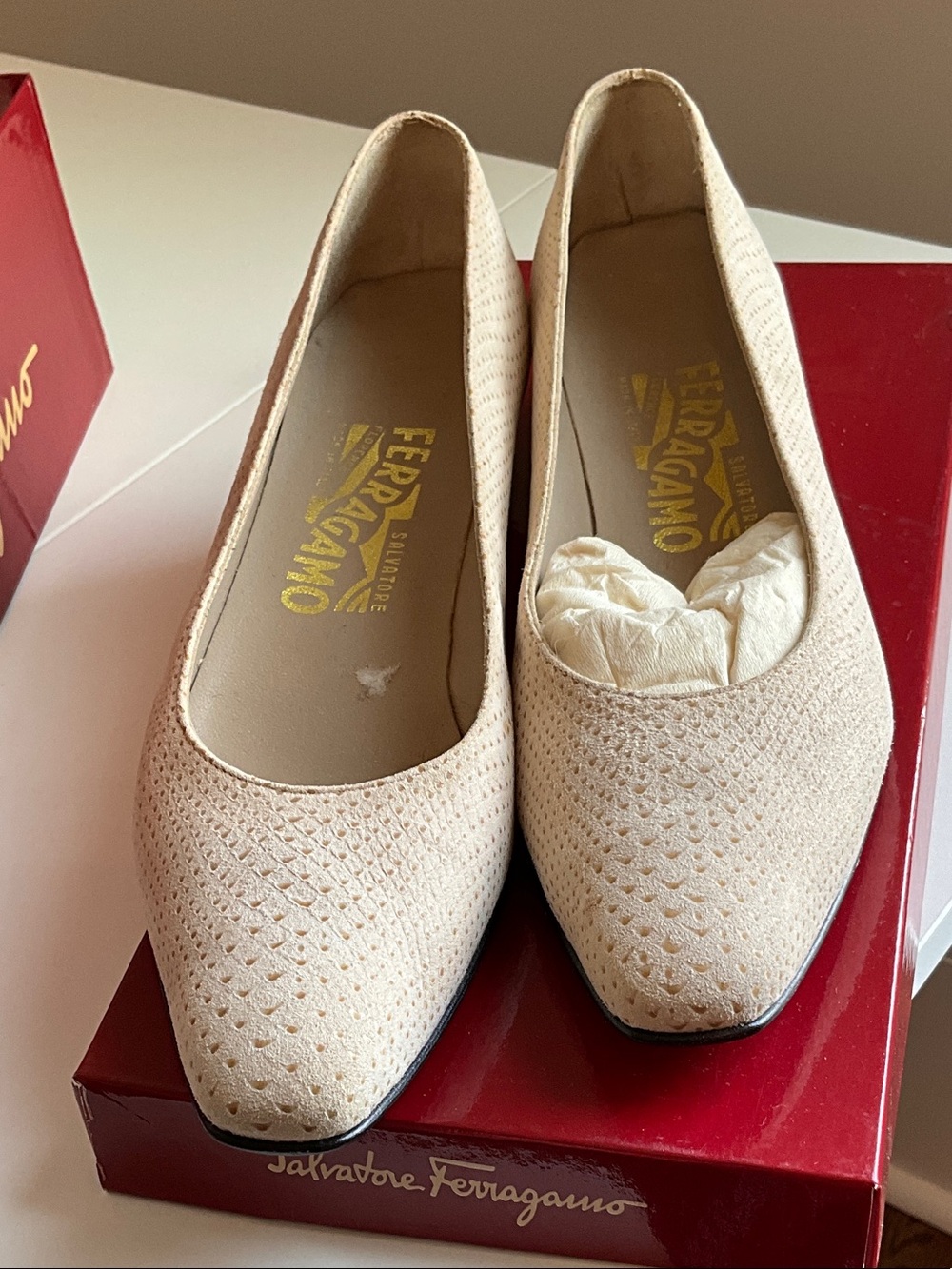 New vintage Salvatore Ferragamo Cream Textured Pointed-Toe Flats / size 7.5